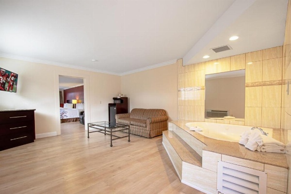 Red Roof Inn & Suites Monterey image 17