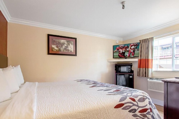 Red Roof Inn & Suites Monterey image 30