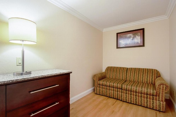 Red Roof Inn & Suites Monterey image 33