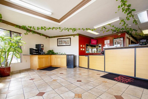 Red Roof Inn & Suites Monterey image 5