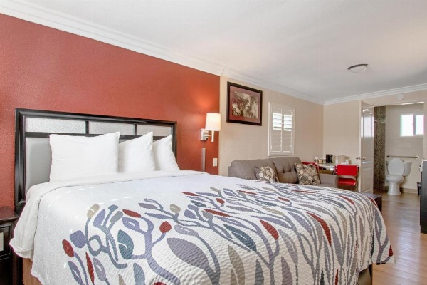 Red Roof Inn & Suites Monterey image 51