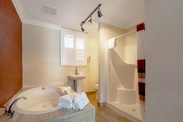 Red Roof Inn & Suites Monterey image 59