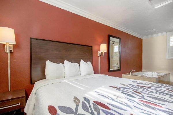 Red Roof Inn & Suites Monterey image 60